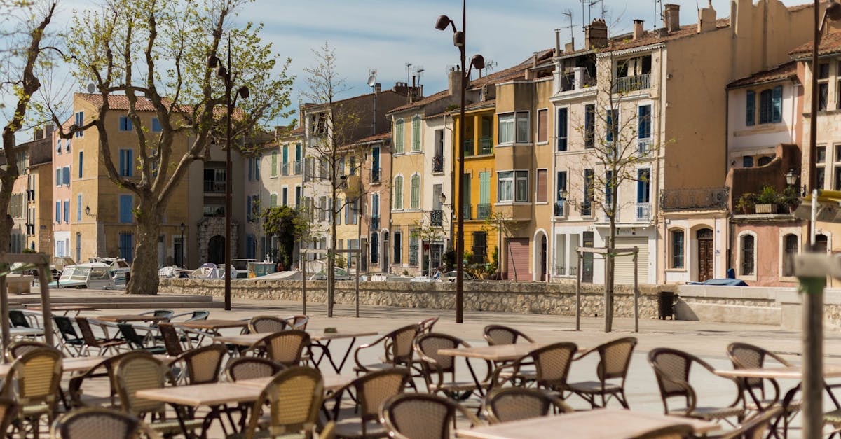 découvrez martigues, la venise provençale : une charmante ville du sud de la france, célèbre pour ses canaux, ses plages et son patrimoine culturel unique. parfait pour des vacances entre nature et authenticité.