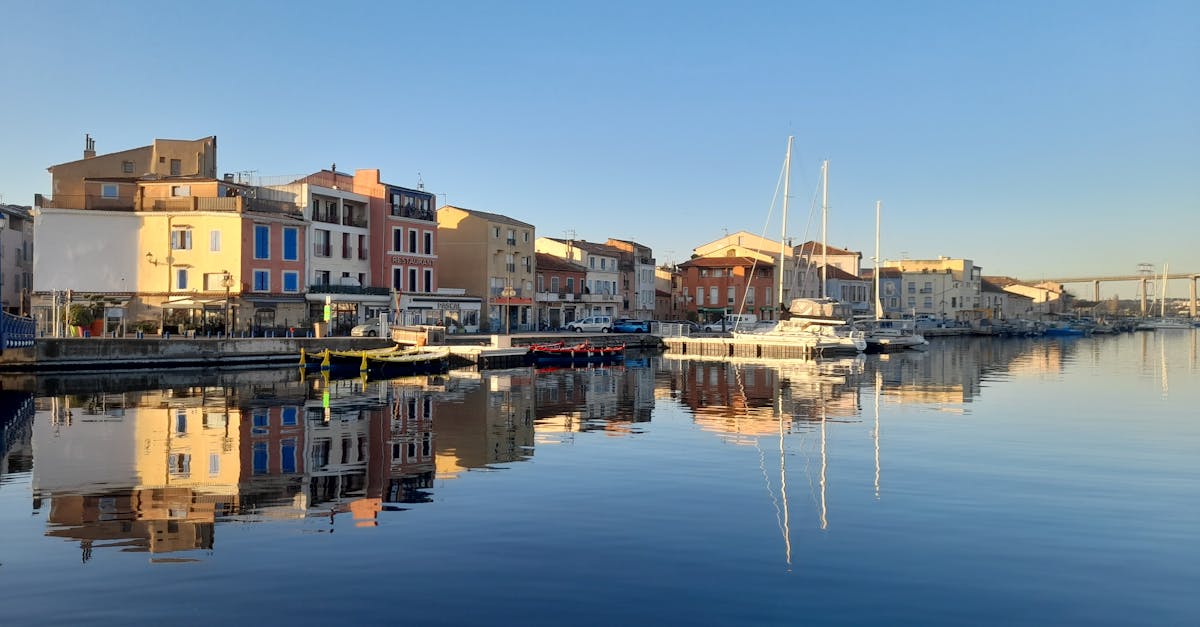découvrez martigues, la venise provençale, célèbre pour ses canaux pittoresques, ses maisons colorées et son riche patrimoine culturel au bord de la méditerranée.