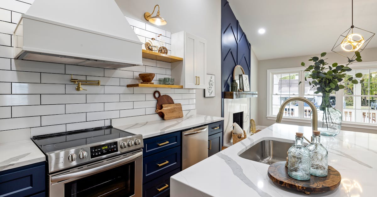 découvrez comment créer une cuisine minimaliste élégante et fonctionnelle grâce à des conseils de décoration, d’organisation et de choix de matériaux adaptés à un style épuré.