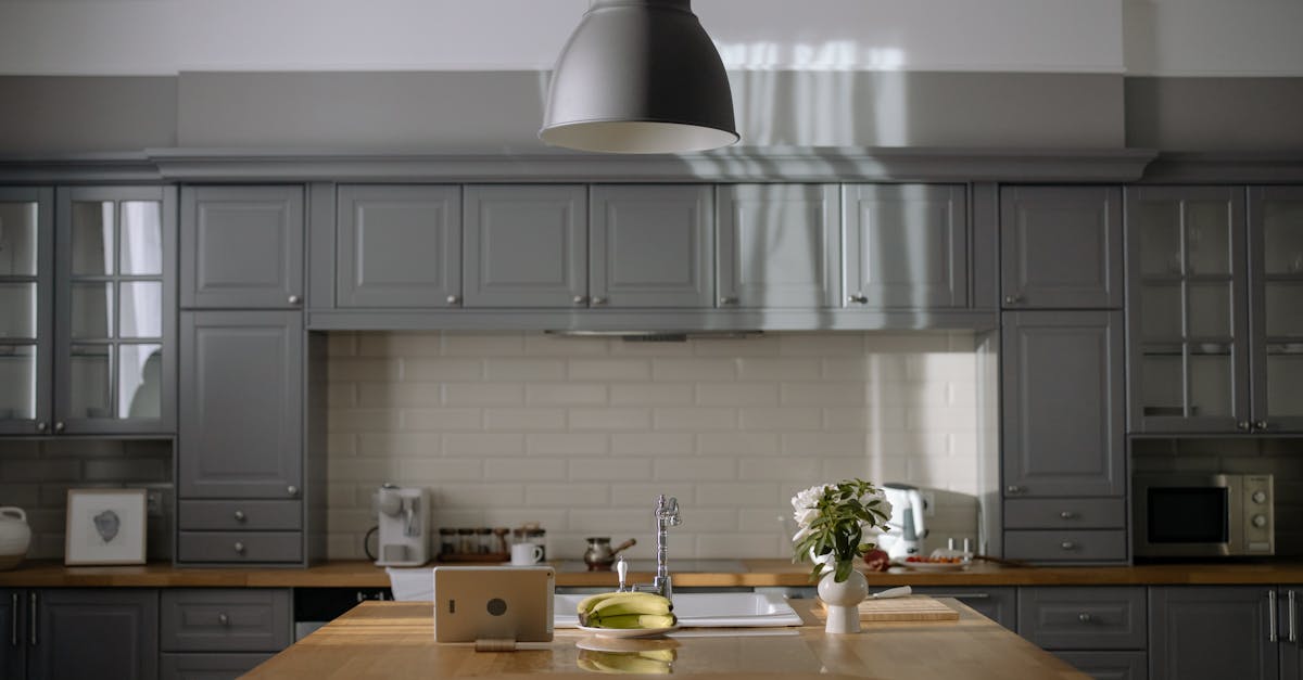 découvrez comment adopter une cuisine minimaliste avec des idées de design épuré, des conseils d’organisation et des astuces pour créer un espace fonctionnel et élégant.