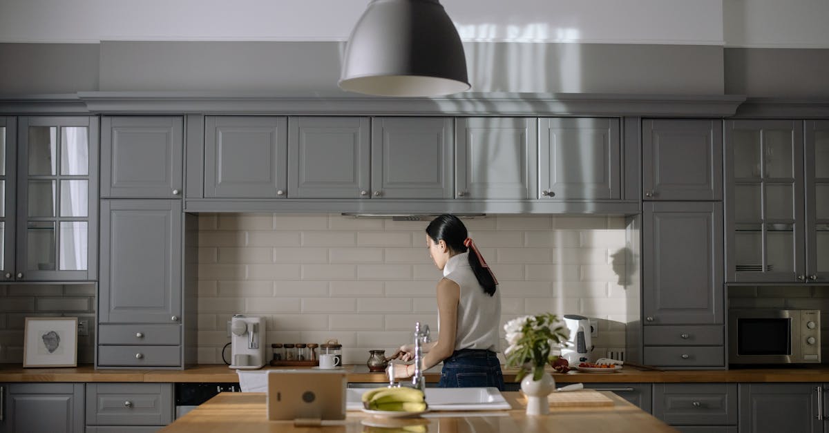 découvrez comment créer une cuisine minimaliste à la fois élégante et fonctionnelle grâce à des astuces de design épuré, des matériaux sobres et un aménagement optimisé.